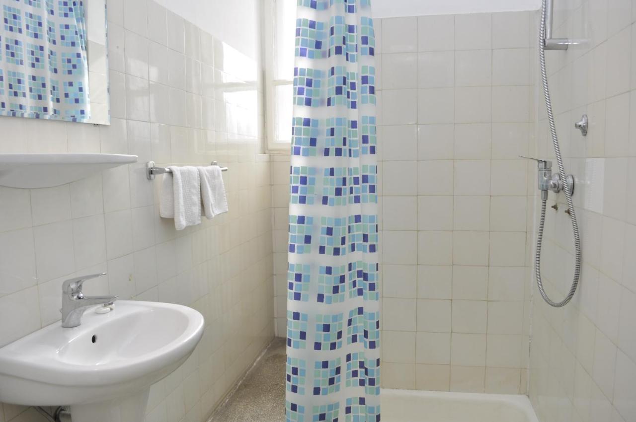 Hotel Triumf Bukares Bagian luar foto