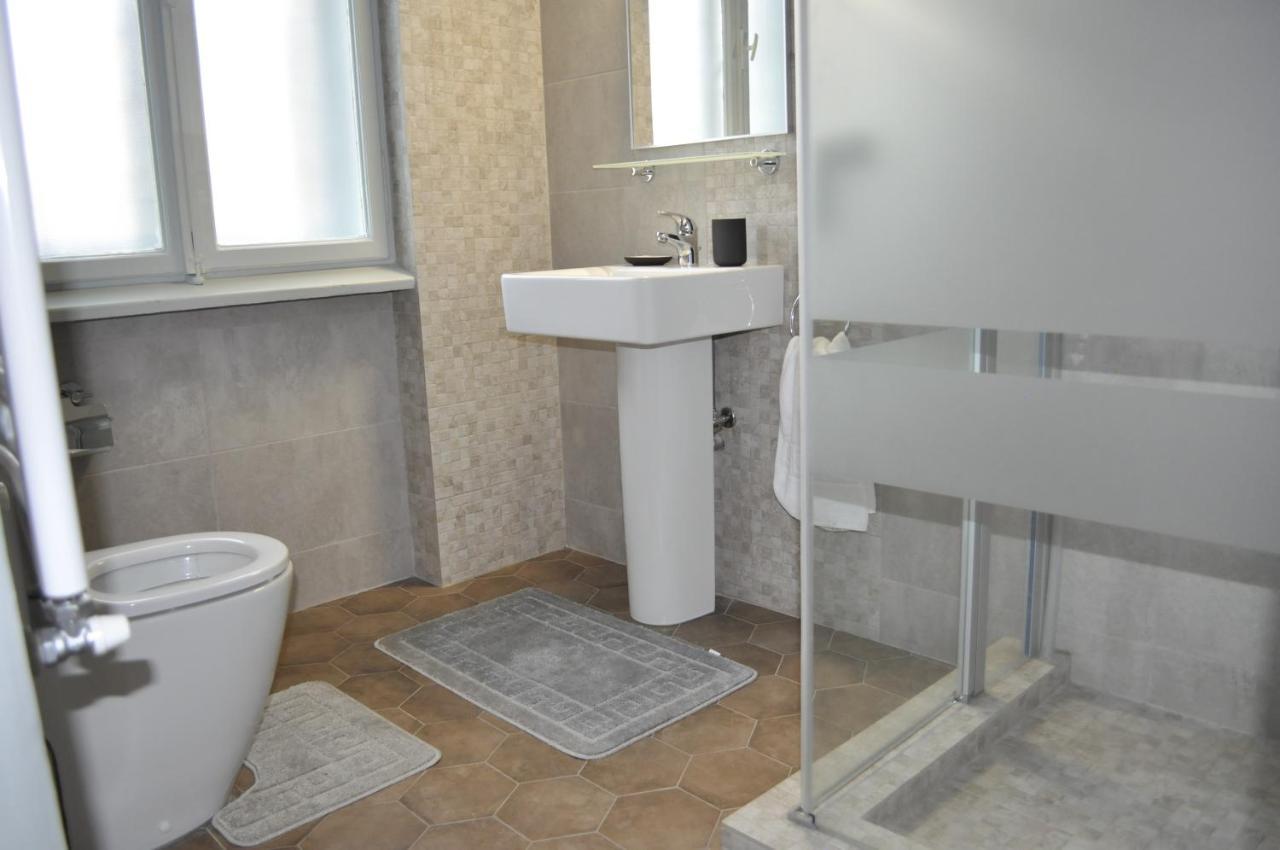 Hotel Triumf Bukares Bagian luar foto