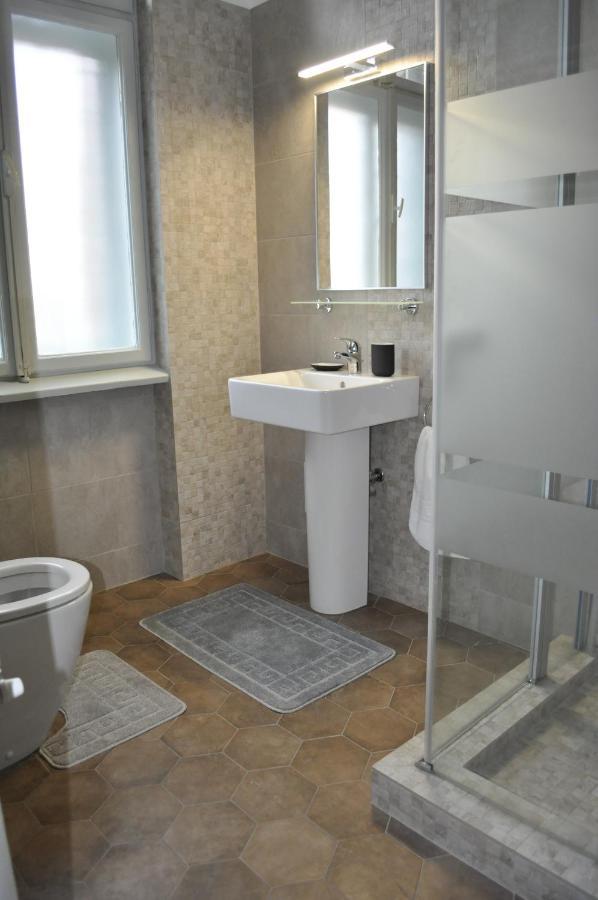 Hotel Triumf Bukares Bagian luar foto