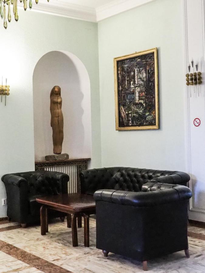 Hotel Triumf Bukares Bagian luar foto