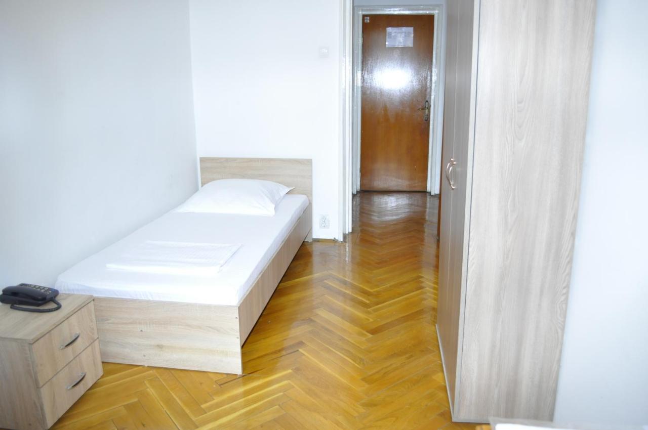 Hotel Triumf Bukares Bagian luar foto
