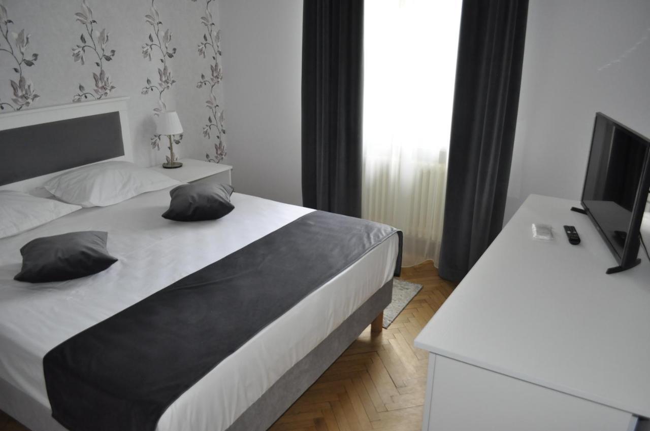 Hotel Triumf Bukares Bagian luar foto