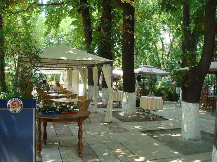 Hotel Triumf Bukares Bagian luar foto