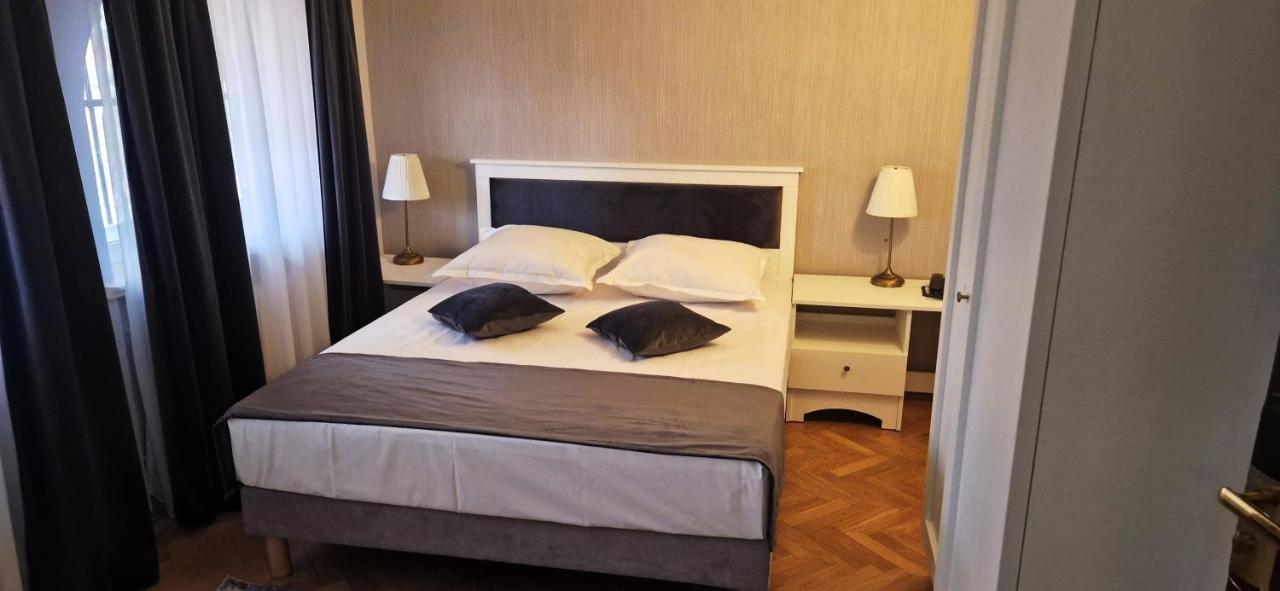 Hotel Triumf Bukares Bagian luar foto