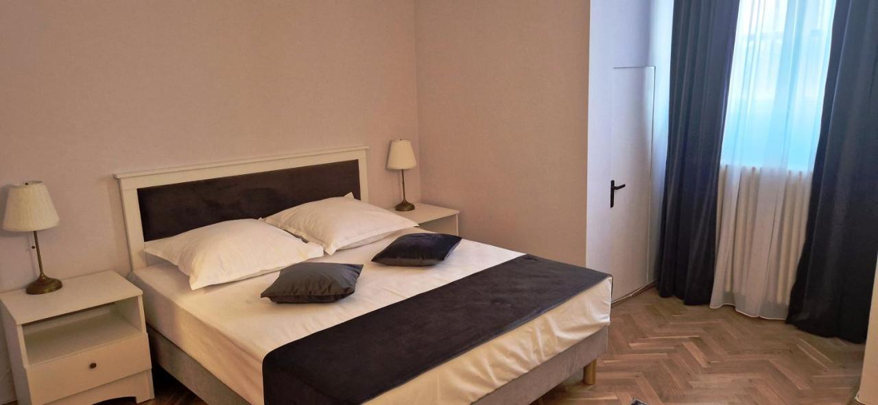 Hotel Triumf Bukares Bagian luar foto