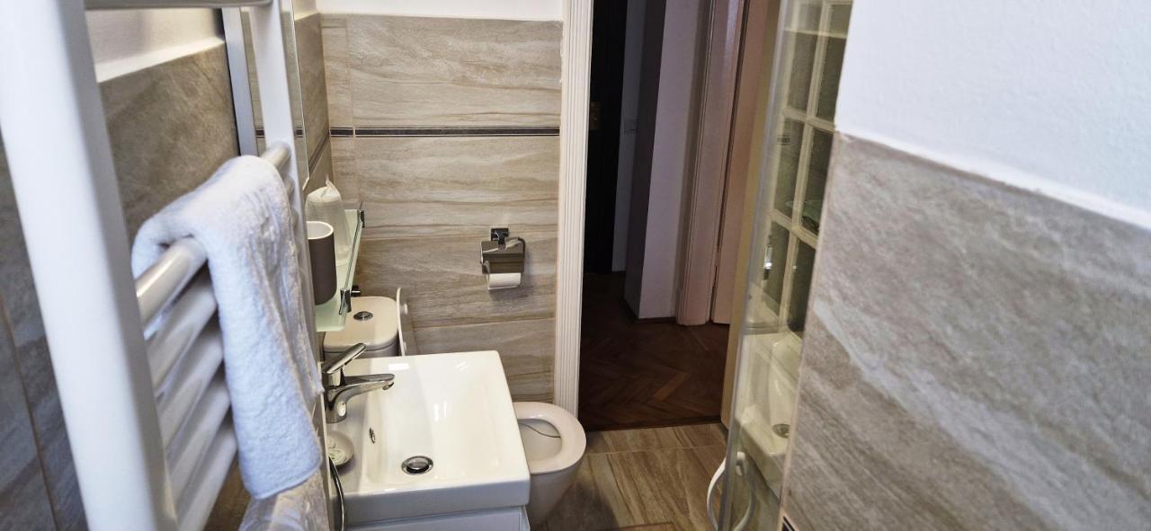 Hotel Triumf Bukares Bagian luar foto